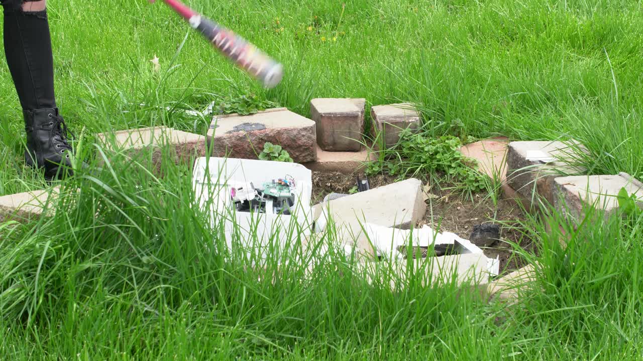 익명의 십대 여성이 분노로 야구 타자로 프린터 기술을 깨뜨렸습니다.