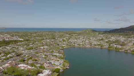 Antena-Del-Barrio-De-Kailua-En-La-Isla-De-Oahu-En-Hawaii-En-Un-Hermoso-Día-Con-El-Estanque-Ka&#39;elepulu-En-Primer-Plano-Y-El-Océano-Pacífico-En-El-Horizonte