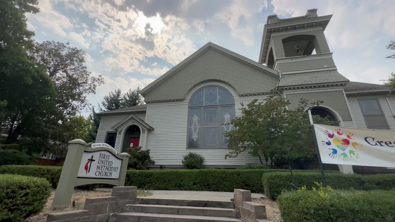 애랜드에 있는 퍼스트 유나이티드 메소디스트 교회 (first united methodist church) 의 입구와 표지판.