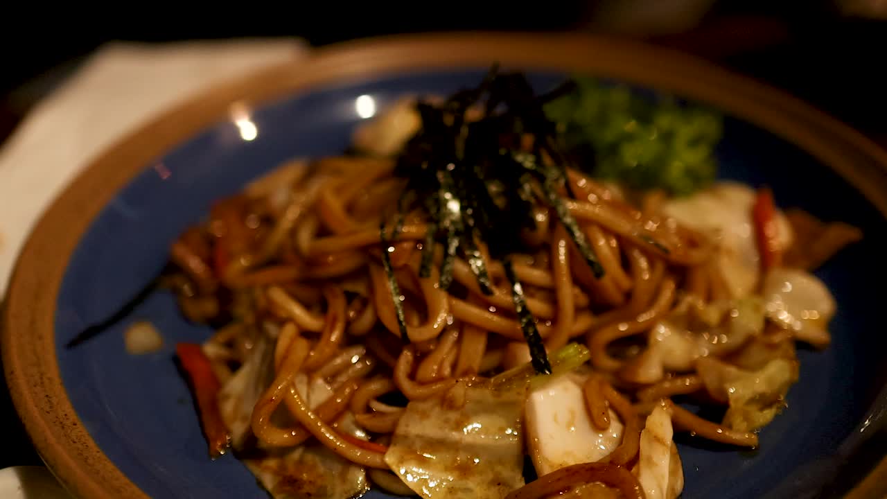 plato de yakisoba servido en un restaurante de bangkok
