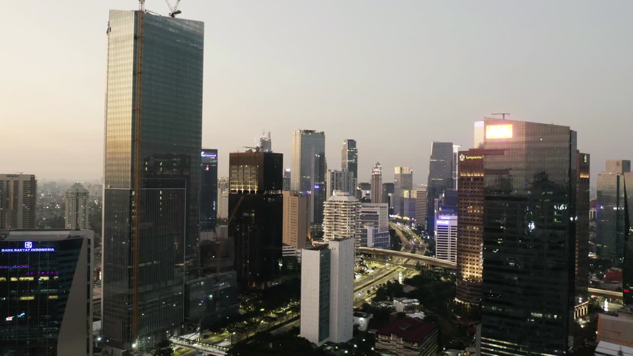 vista aérea de la ciudad de jakarta con tráfico tranquilo