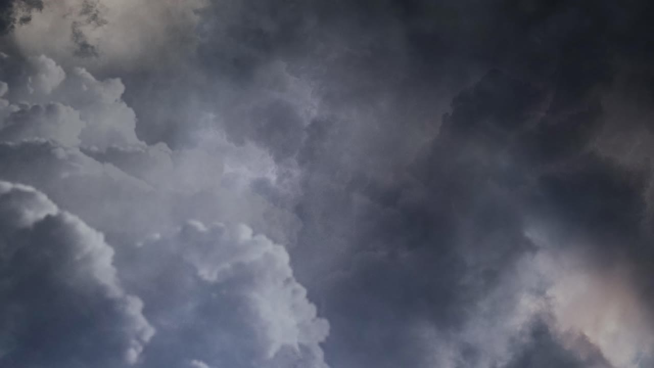 vista de 4k del rayo en el cielo oscuro