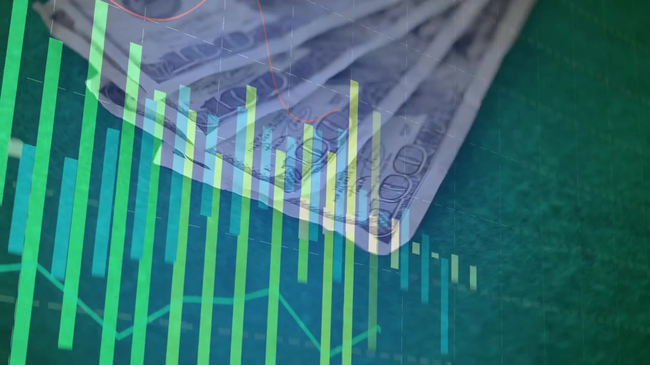 Gjennomsiktig diagram vises og glir over utspredte USD 100-sedler på grønn filt, visualiserer trender.