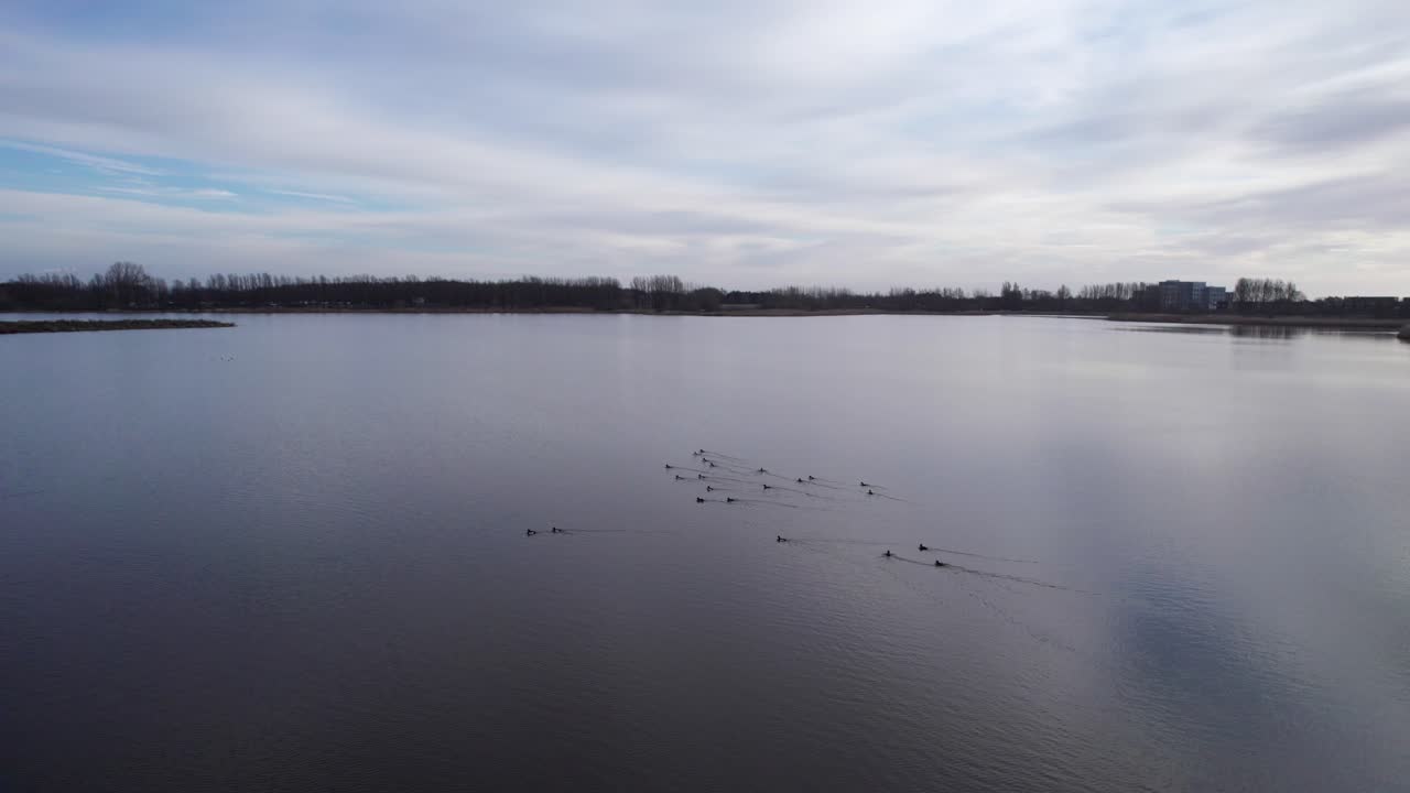 dron de bajo nivel volando sobre el lago escandinavo por la noche - muñeca en tiro