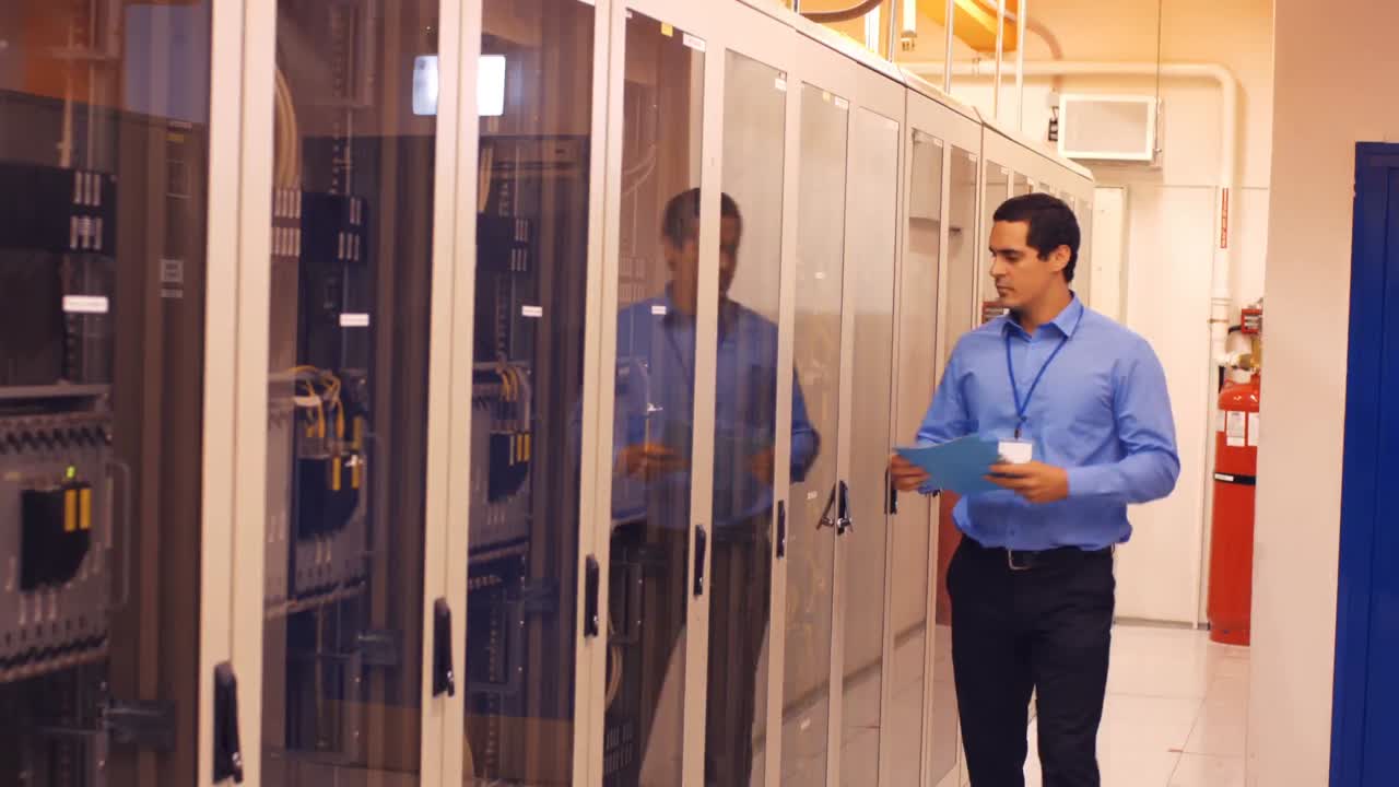 Técnico caminando en la sala de servidores