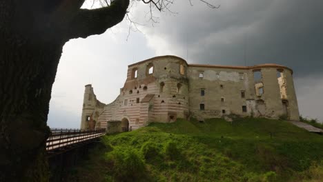 Langsam-Schwenkender-Blick-Auf-Das-Schloss-Janowice-In-Polen-An-Einem-Bewölkten-Tag