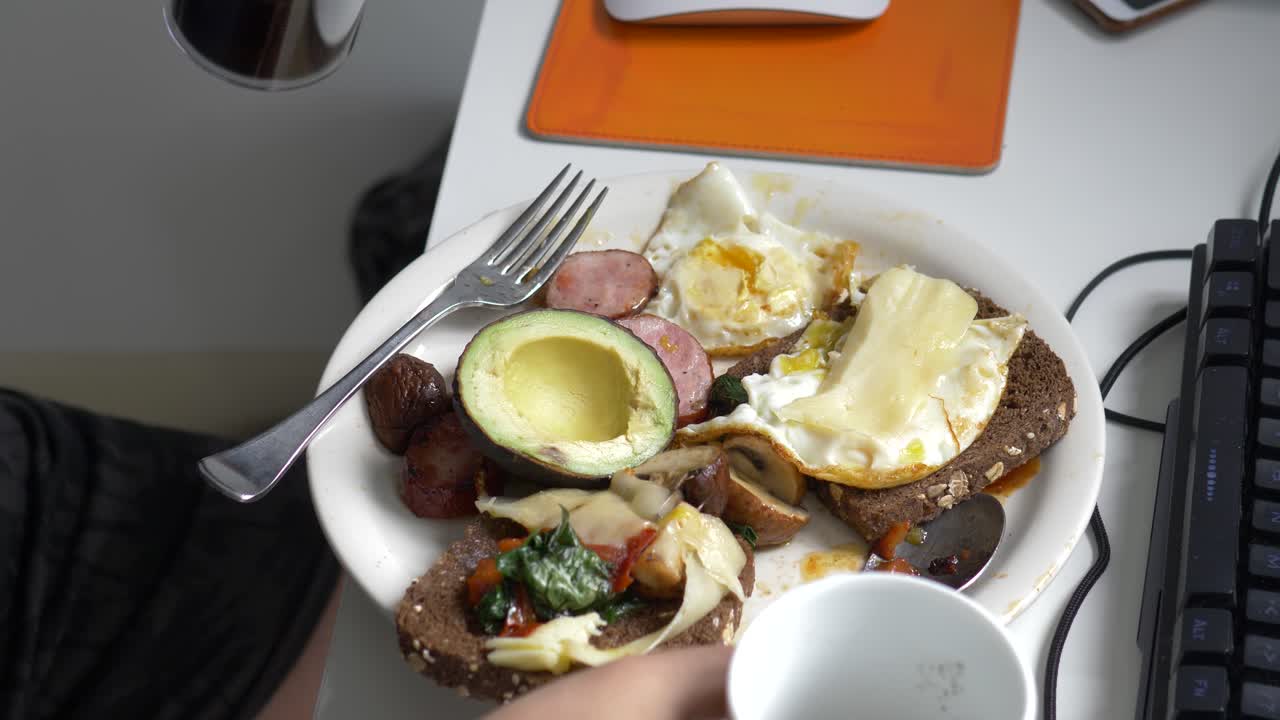 아보카도 계란 토스트 아침 식사