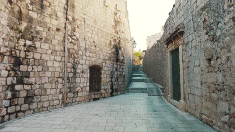 Caminando-Por-Las-Calles-Estrechas-Y-El-Casco-Antiguo-De-La-Antigua-Ciudad-De-Dubrovnik,-Croacia,-Europa