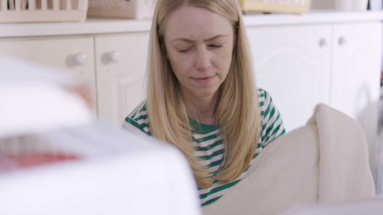 mujer lavando la ropa