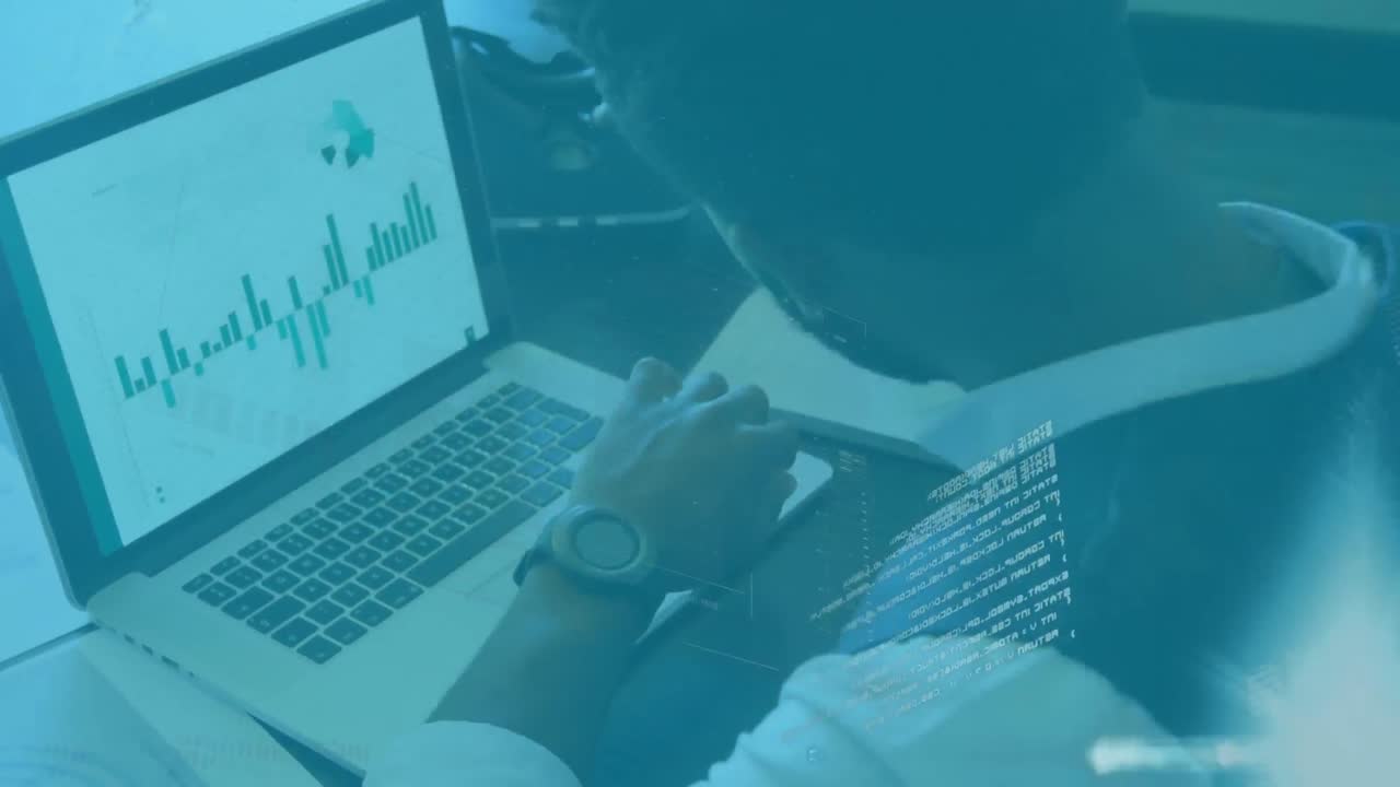 animazione di un uomo di razza mista che usa un computer e uno smartwatch per le statistiche e la registrazione dei dati