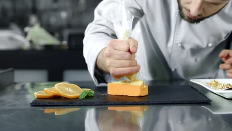 las manos del chef cocinando el postre en cámara lenta.