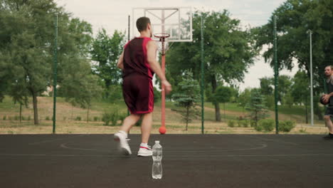 Jugador-De-Baloncesto-Masculino-Arrodillado-Y-Atándose-Los-Cordones-De-Los-Zapatos