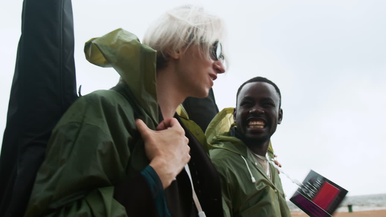 해변에서 고 있는 두 친구