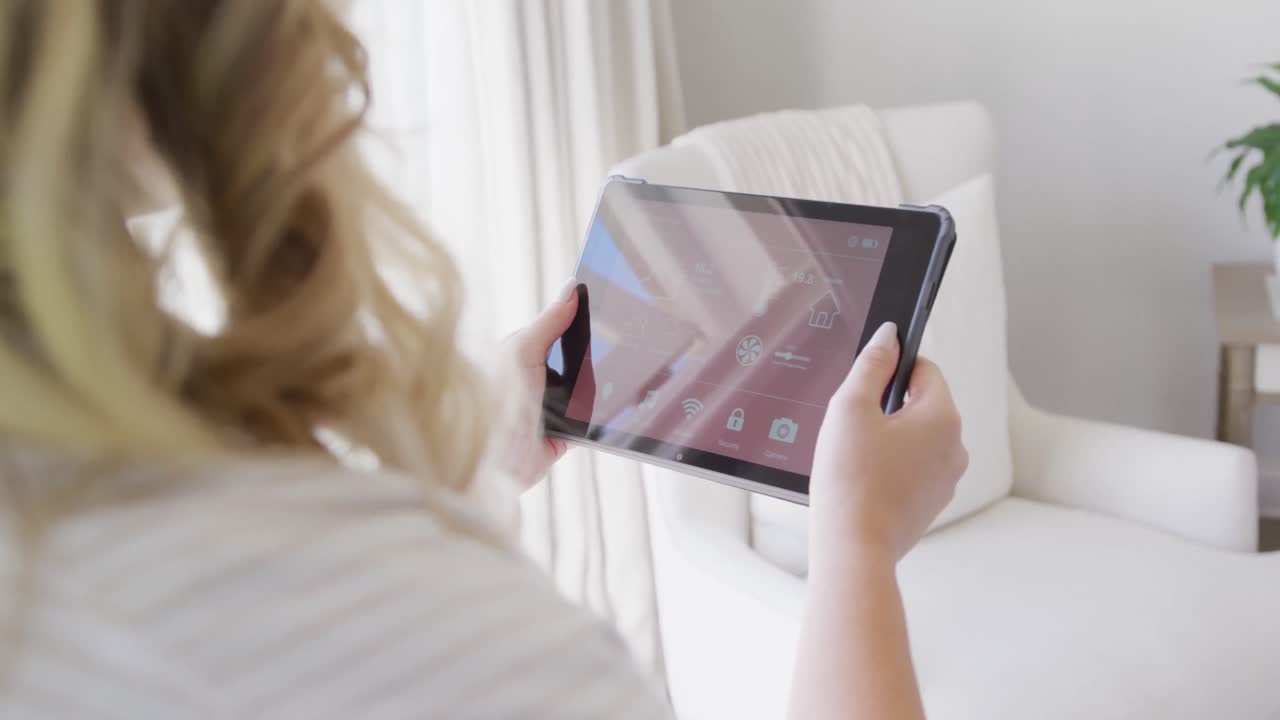 슬로우 모션으로 스마트 홈 인터페이스를 가진 태블릿을 사용하는 백인 플러스 사이즈 여성