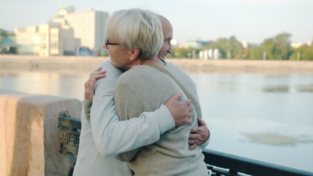 una pareja de ancianos felices disfrutando del tiempo juntos.