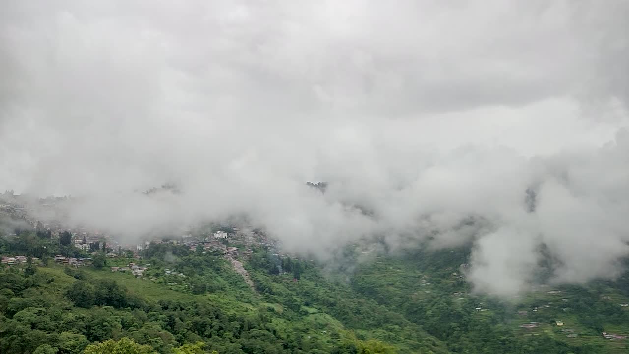 낮에 산 위의 극적인 구름 움직임 비디오는 다르질링에서 촬영됩니다 서방  ⁇ 갈 인도
