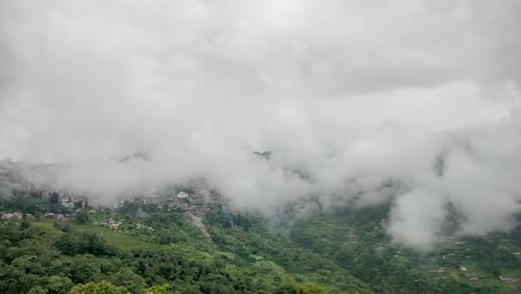 Movimientos-Dramáticos-De-Nubes-Sobre-Las-Montañas-Durante-El-Día.-El-Video-Fue-Tomado-En-Darjeeling,-Bengala-Occidental,-India.