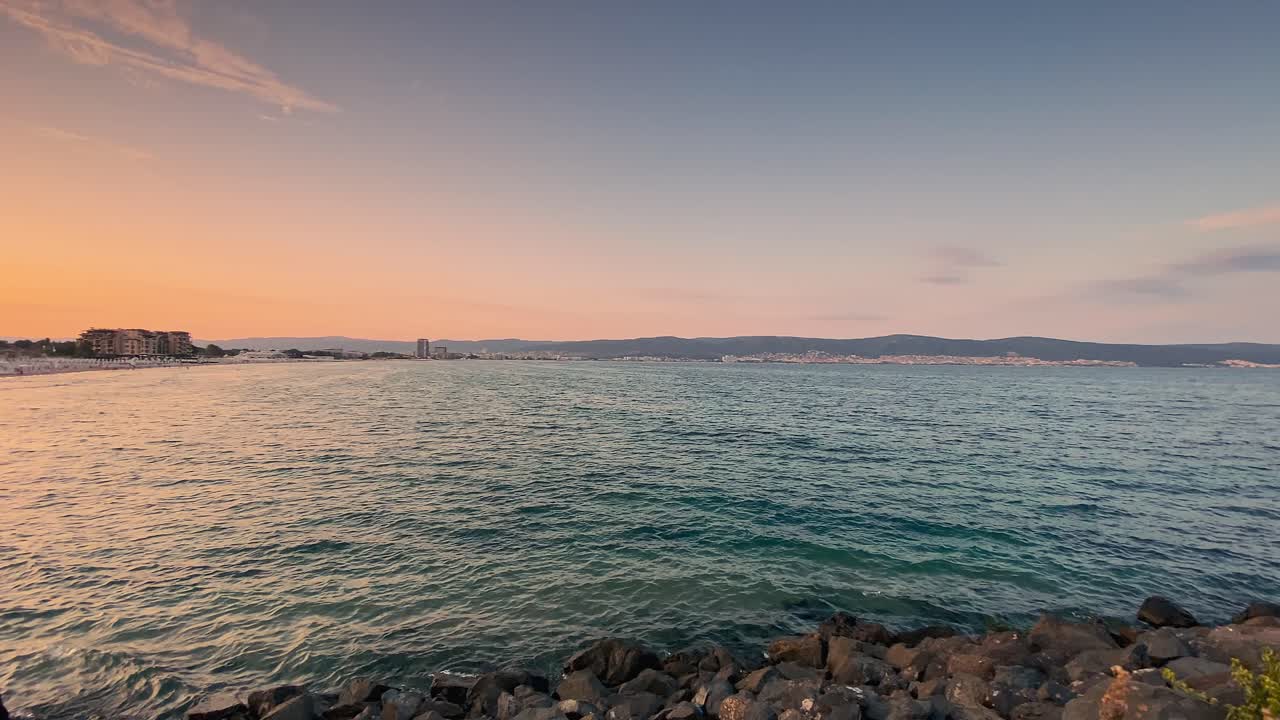 주황색 푸른 하늘과 맑은 물이 있는 흑해 해안가의 아름다운 일몰