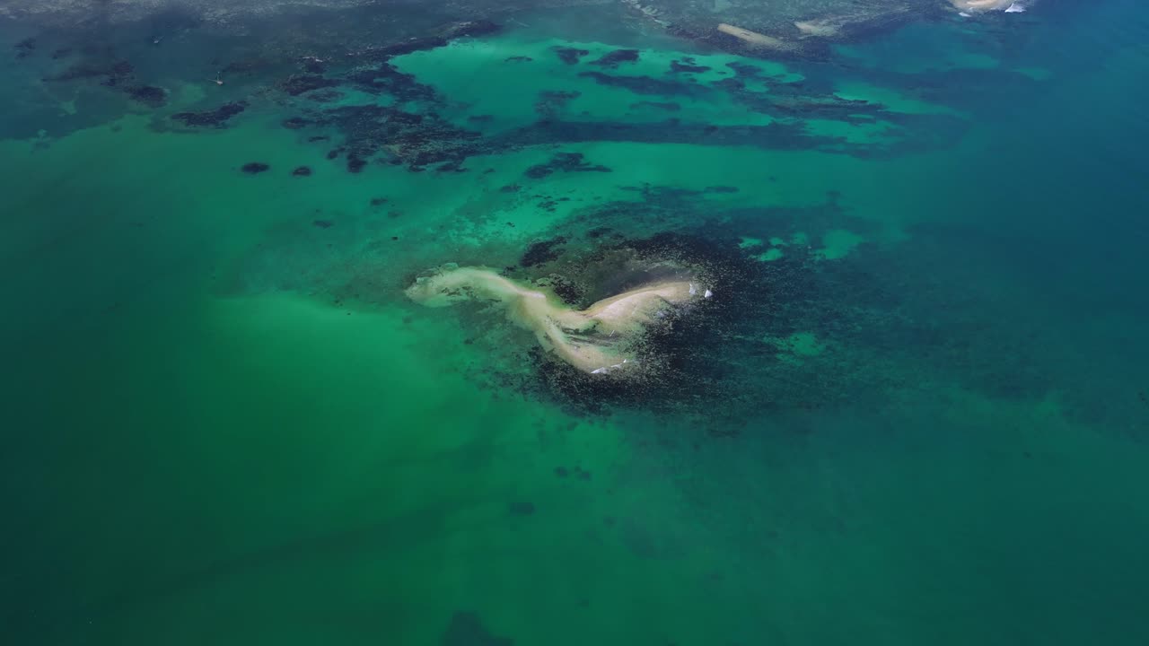 Voo cinematográfico amplo de drone sobre as ilhas Tondol, destacando águas cristalinas e o isolamento tropical.
