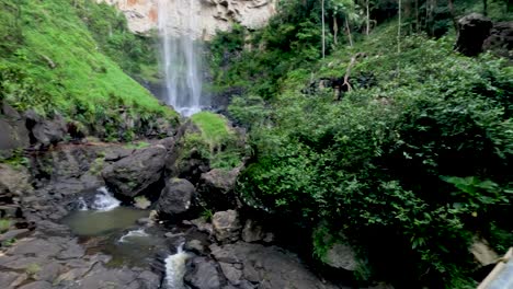 puente colgante que conduce a una cascada panorámica