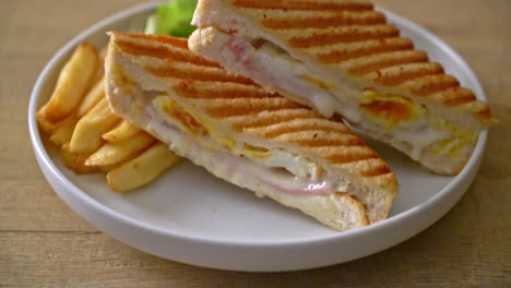 sándwich de jamón y queso con huevo y patatas fritas