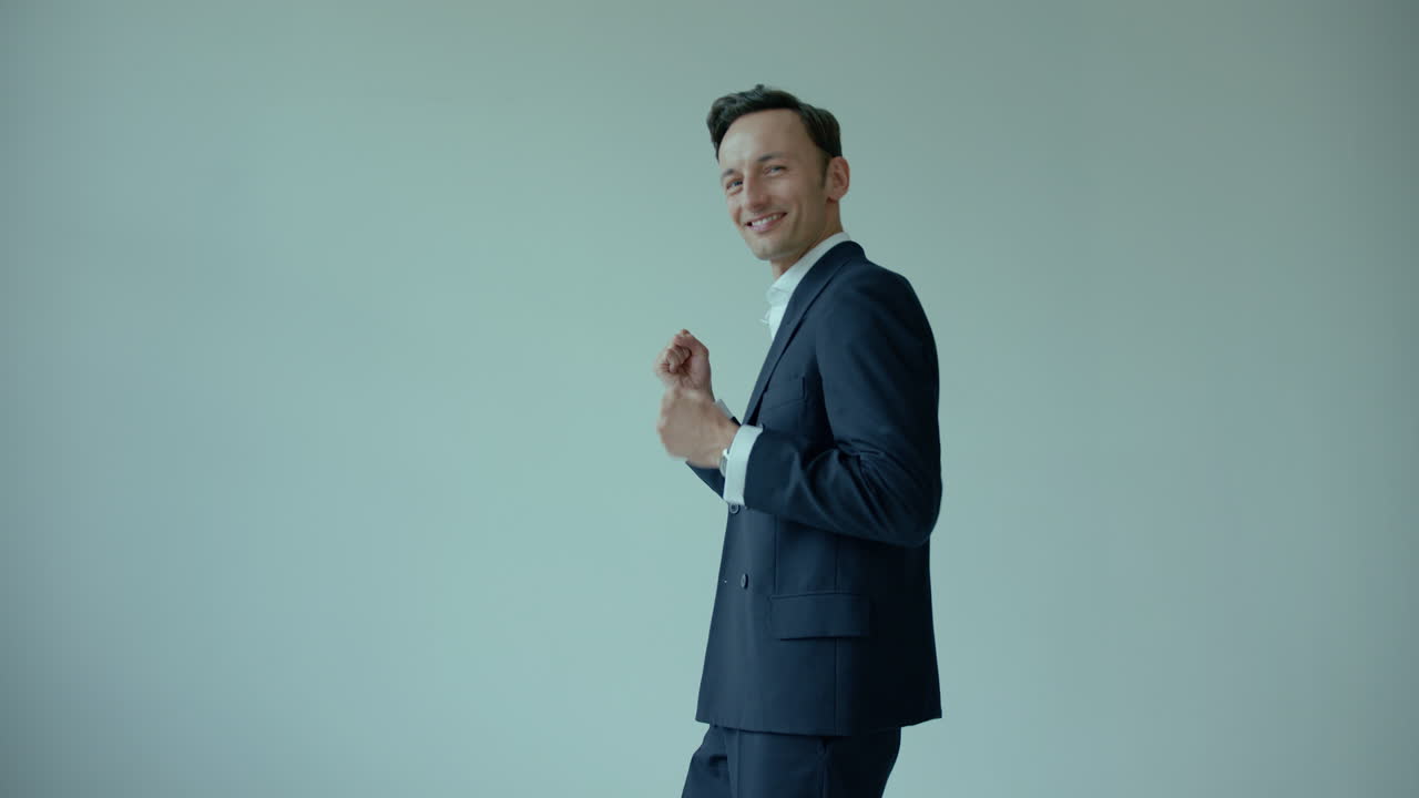 hombre caucásico guapo en traje feliz motivado sonriendo y mirando a un lado, toma de estudio