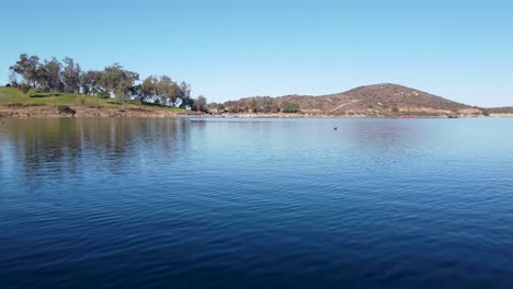 Volando-Sobre-El-Agua-En-El-Lago-Poway