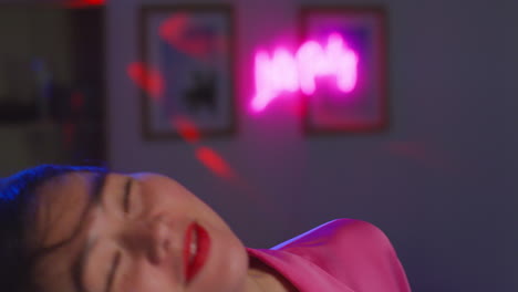 primer plano de una mujer con cabello largo divirtiéndose bailando en una fiesta en casa o en un club