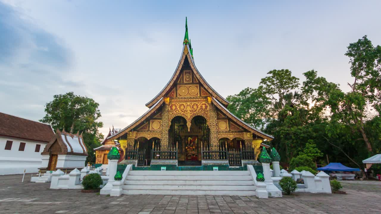 templo de xieng thong punto de referencia lugar de viaje de luang prabang, loas día a noche lapso de tiempo