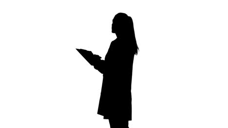 mujer sosteniendo el clipboard