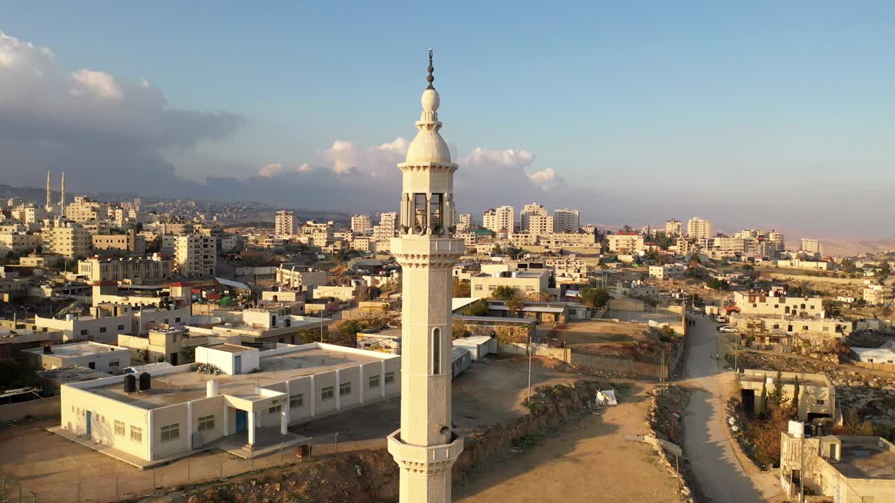 minarete de la torre de la mezquita en la ciudad de palestina, vista aérea