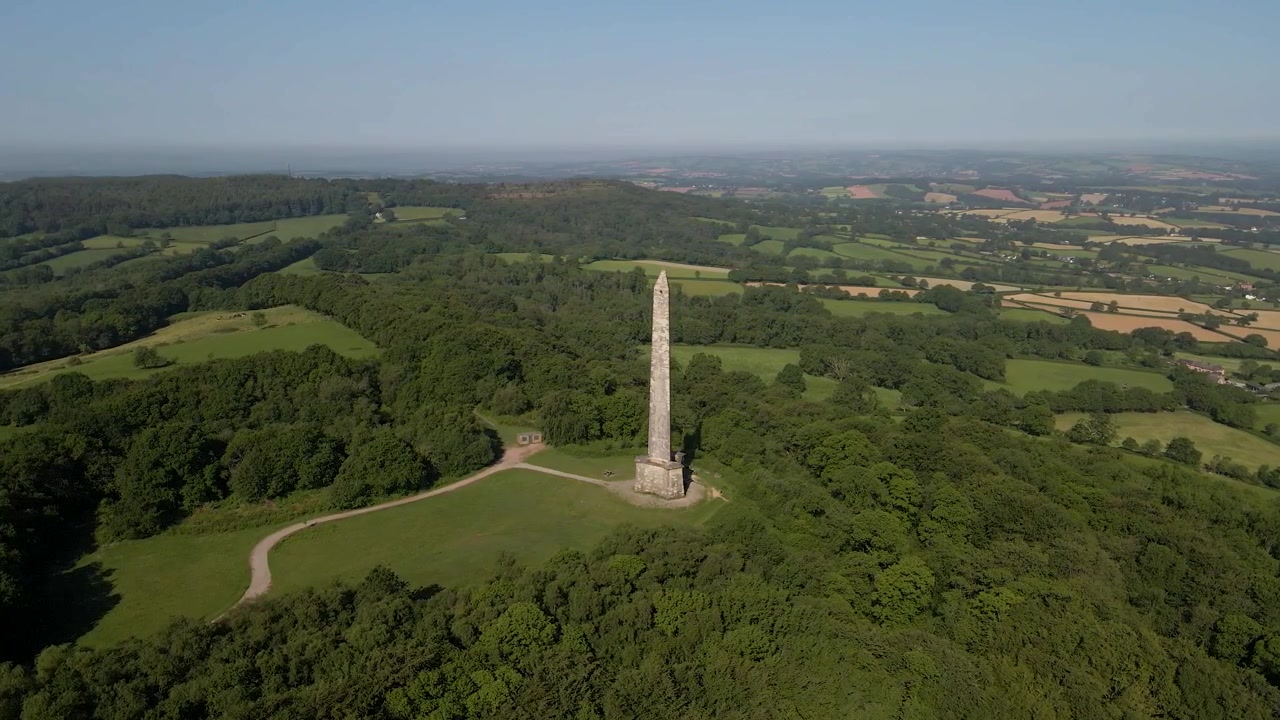 Monumento di Wellington arroccato su una collina nelle Blackdown Hills. La telecamera sale lentamente, rivelando l'intera altezza del monumento e le viste panoramiche della campagna circostante