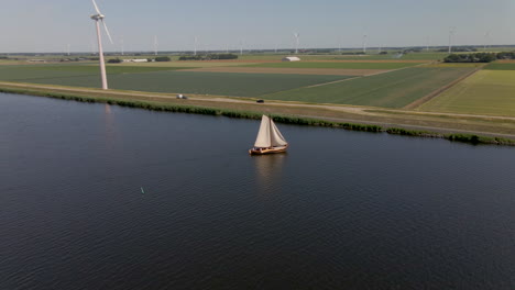 Antena-De-Barco-Navegando-En-El-Río-En-El-Típico-Paisaje-Holandés