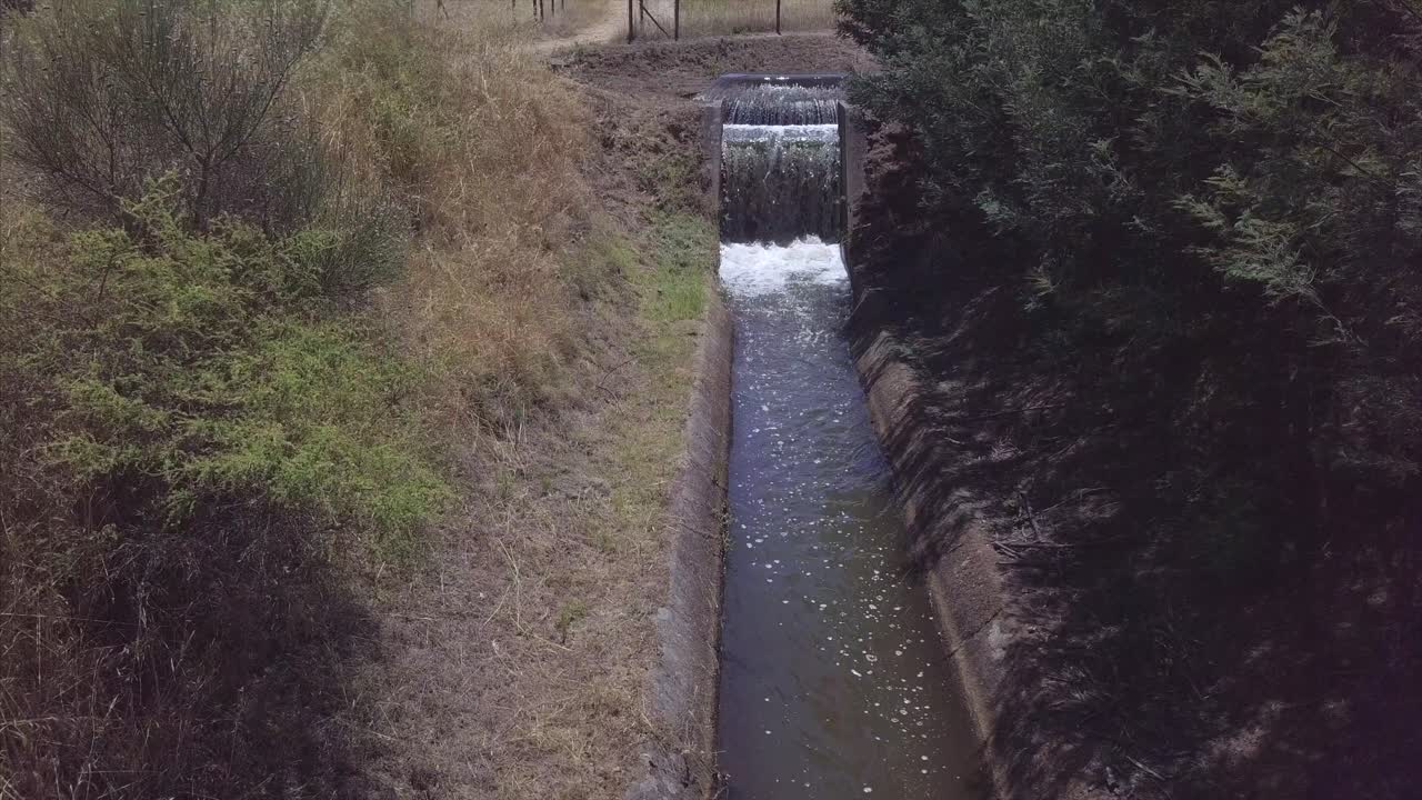 canal de distribución de agua para imágenes de drones de riego