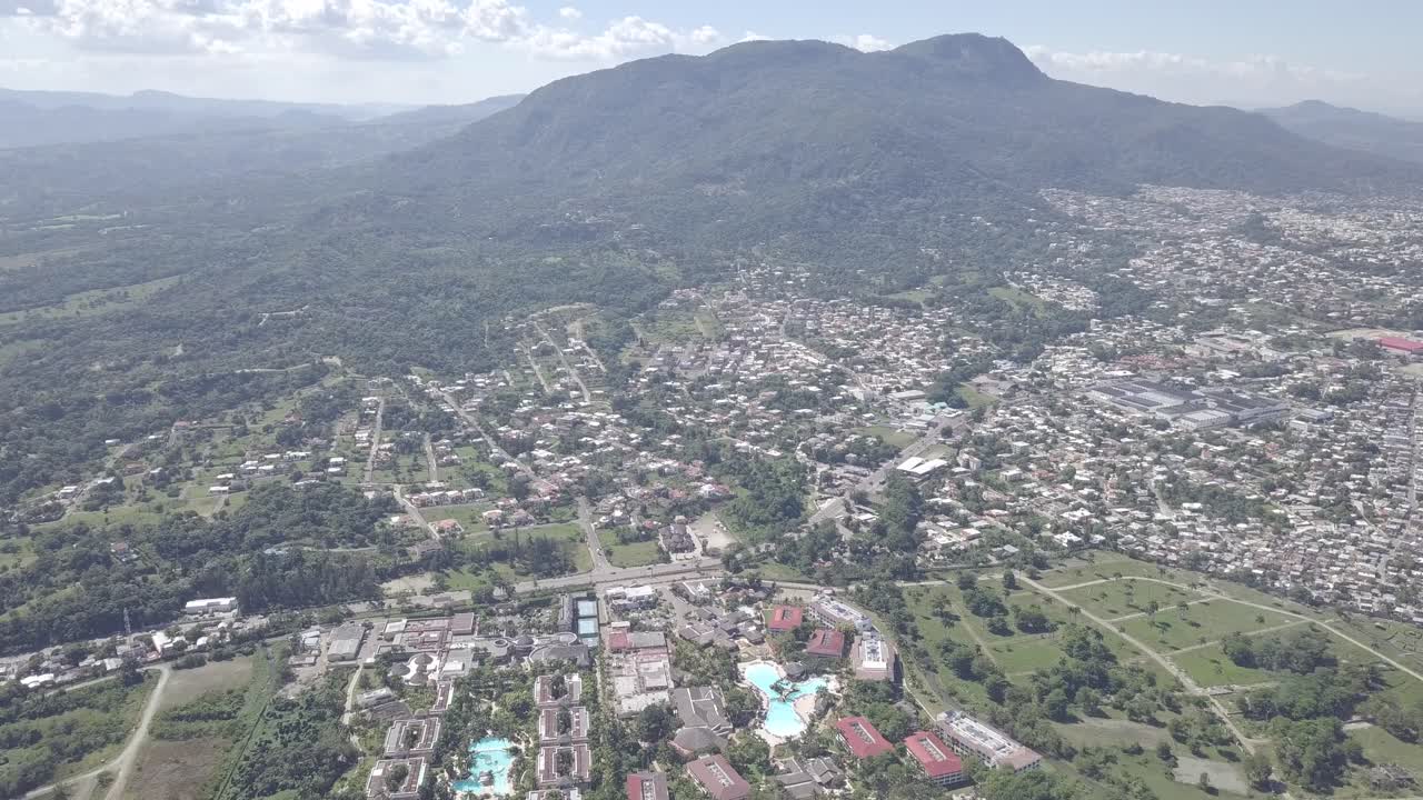Roccia montuosa di un'isola tropicale in ripresa aerea 4K, Repubblica Dominicana, Puerto Plata