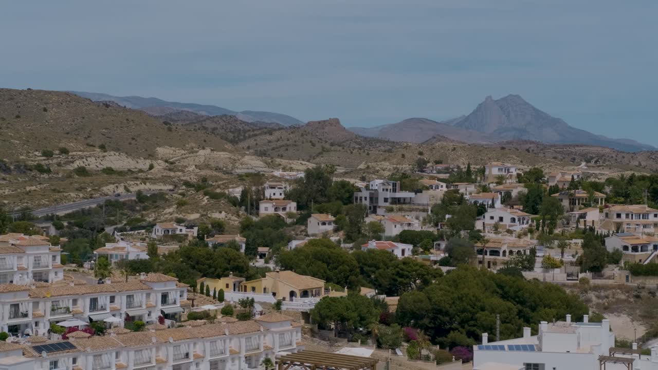 vista de una pequeña ciudad en la costa blanca en españa