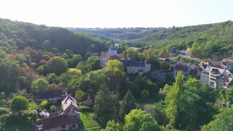 Vista-Aérea-Del-Pueblo-De-Gargilesse-Y-Su-Castillo,-Francia.