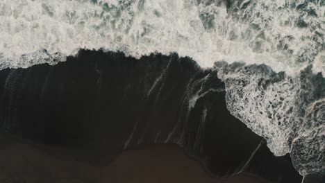 Vista-Aérea-De-Olas-ásperas-Y-Espumosas-Contra-La-Orilla-De-Arena-Negra-En-El-Paredon,-Escuintla,-Guatemala