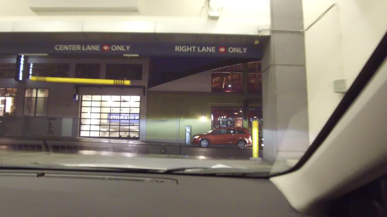 포틀랜드 오레곤을 통해 차고에서 운전