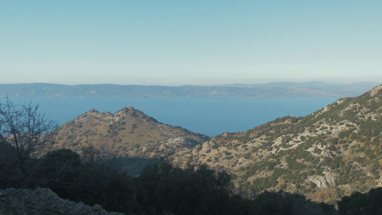 vista de la costa turca en la distancia mirando desde la isla de lesbos grecia