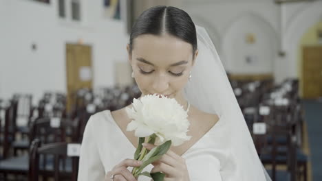 hermosa novia en vestido de novia blanco