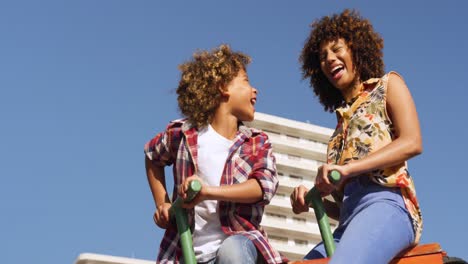 Mutter-Und-Sohn-Haben-Spaß-Auf-Dem-Spielplatz