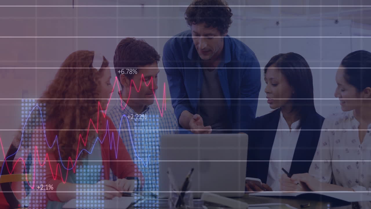 animación del procesamiento de datos financieros sobre diversos colegas que discuten el trabajo en la oficina