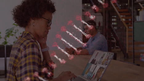 animación de una cadena de adn sobre una mujer de negocios afroamericana que tiene una videollamada por portátil con colegas