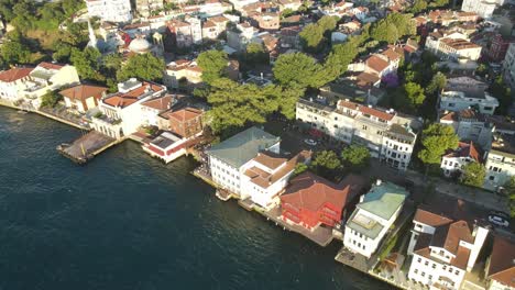 Casas-Y-Coches-En-Movimiento-Rápido-Con-Vistas-Al-Mar-Desde-El-Aire