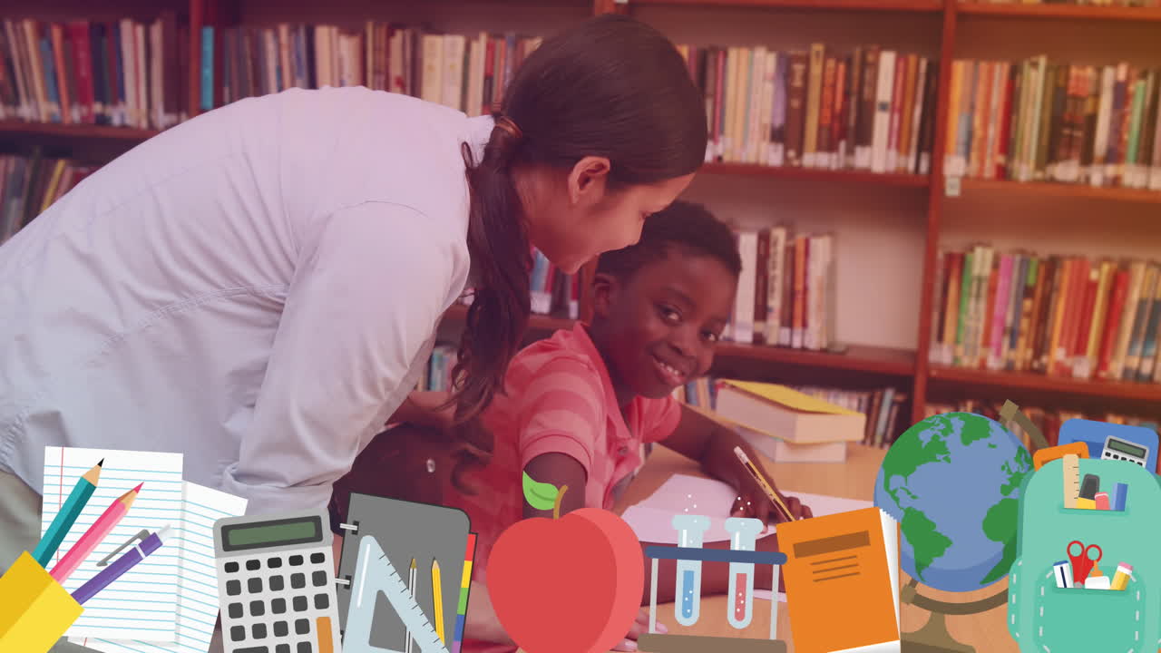animación de iconos escolares sobre una maestra caucásica sonriente con un escolar afroamericano