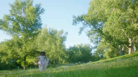 Mujer-Negra-En-Un-Picnic-En-El-Parque-Corriendo-Hacia-Un-ángulo-Bajo