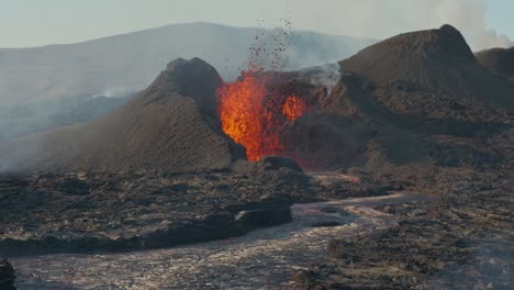 vista increíble del volcán en erupción en islandia a la luz del día