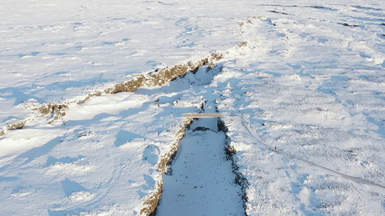 아이슬란드의 지각판을 건너는 다리의 멋진 겨울 풍경