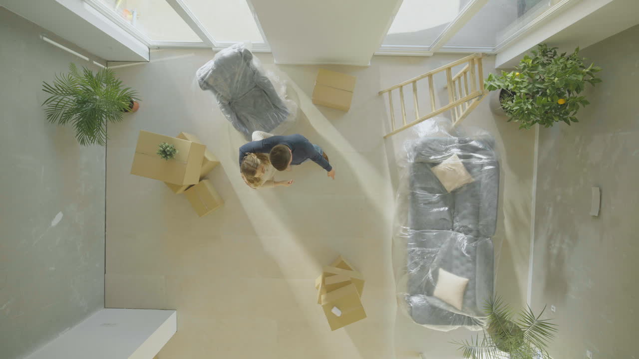 pareja discutiendo la colocación de muebles